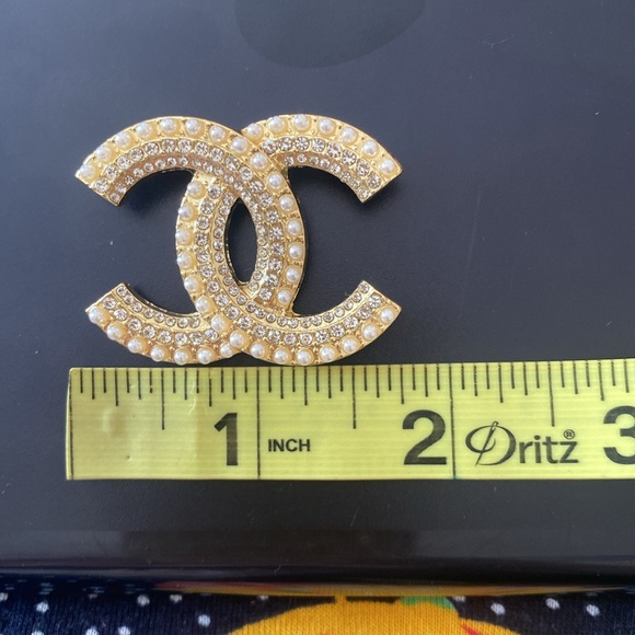 - Classic Double CC Pearled Brooch - Picture 14 of 15